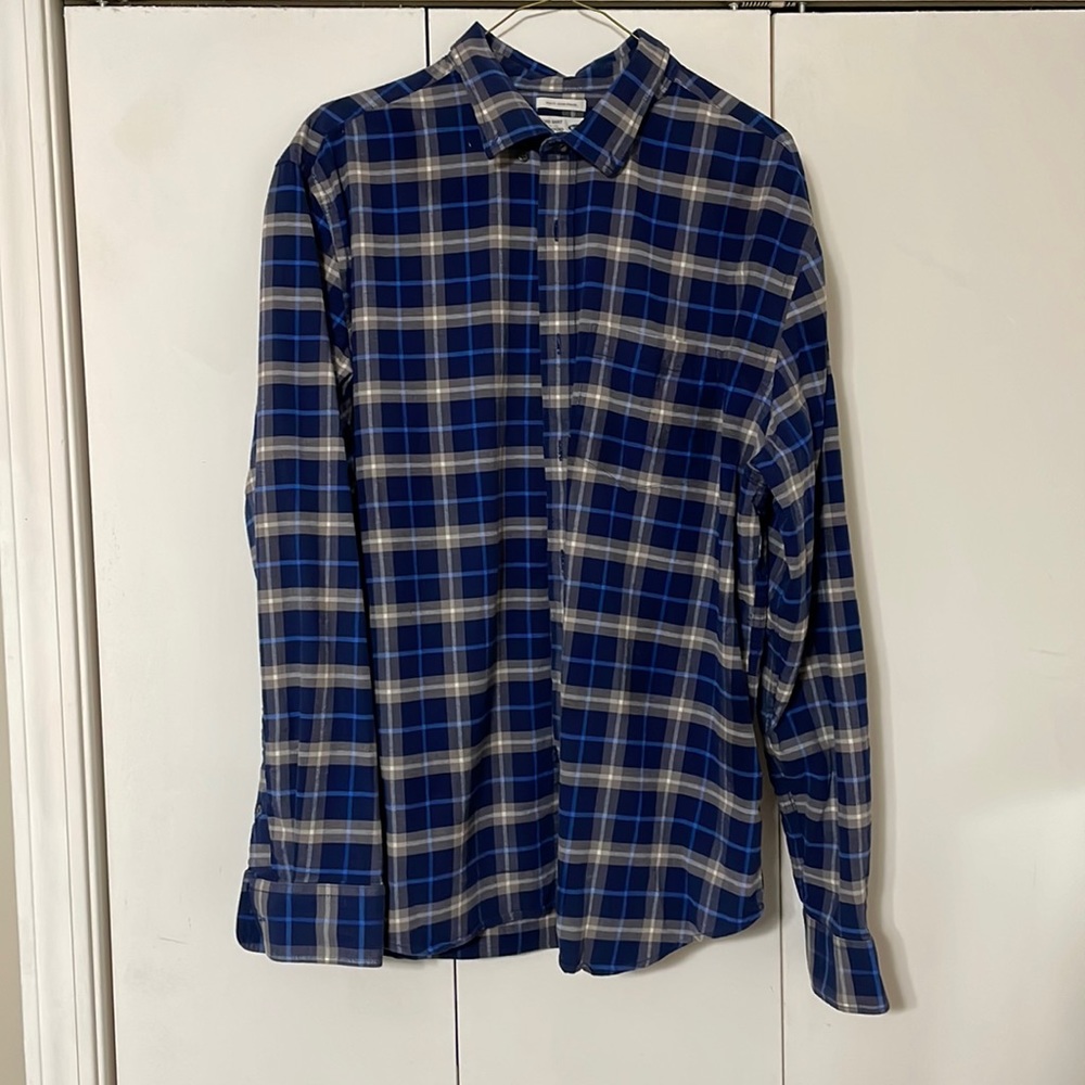 Men’s Old Navy Slim Fit Oxford Shirt. Size XL but fits like a L.